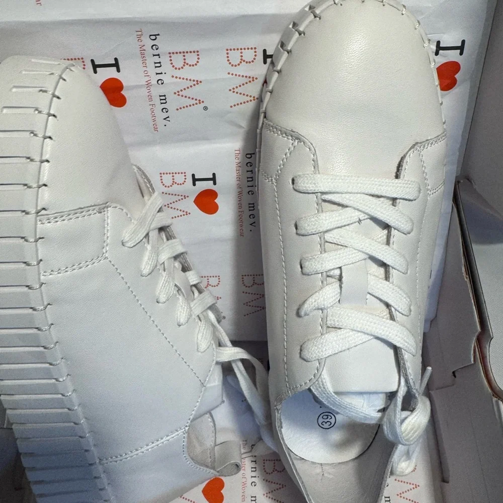 bernie mev. Aya White Memory Foam Platform Sneakers, Size 39 NEW